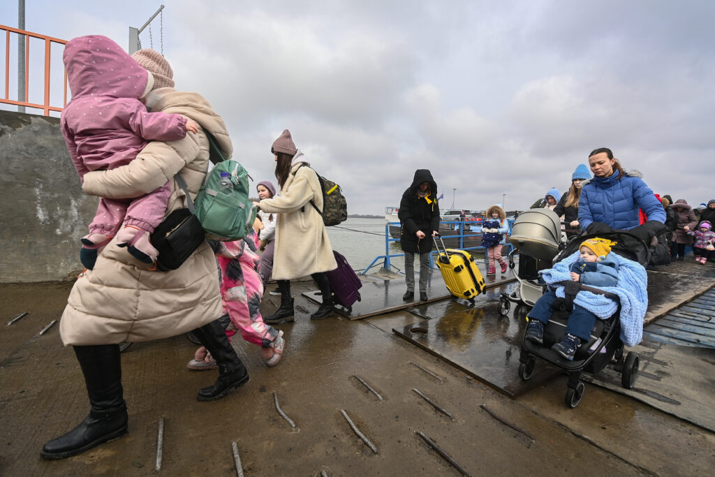 UNHCR își reduce bugetul și mii de posturi, în timp ce numărul refugiaților ar putea atinge un record în 2027