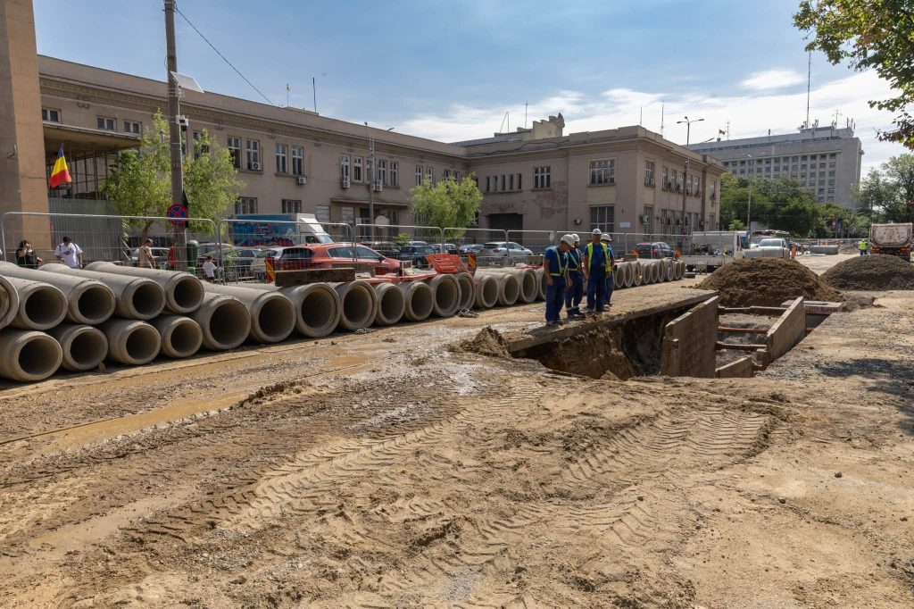 Odată cu lucrările la şina de tramvai, Primăria Capitalei modernizează și reţeaua de canalizare de la Gara de Nord. „Are 100 de ani”