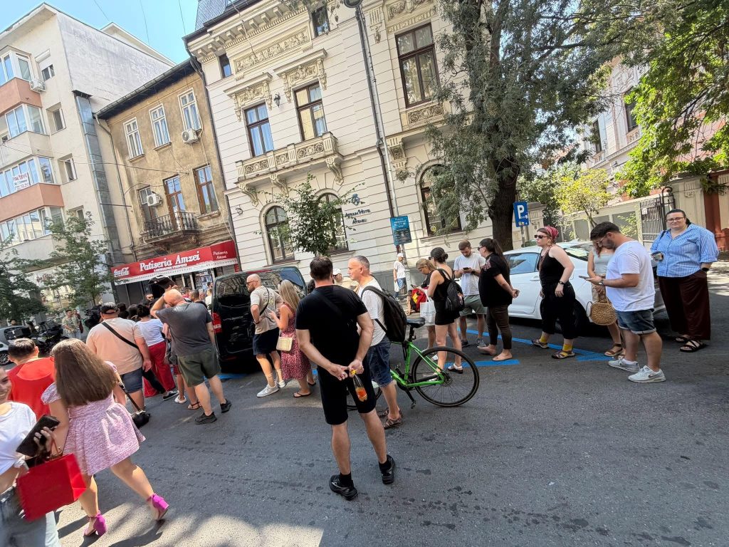 Patiseria Amzei: coadă de peste o oră pe caniculă pentru „Nea Mihai”
