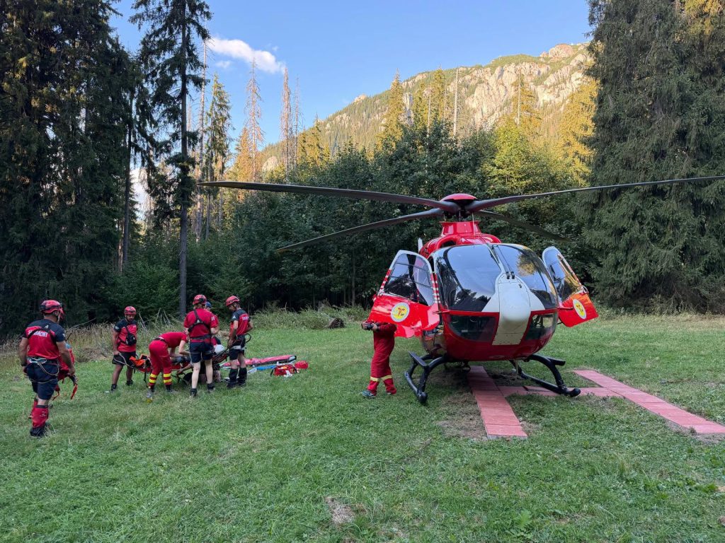 Turist căzut 30 m de pe stâncă, familia martoră, SMURD elicită
