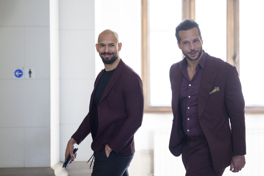 Andrew Tate și frații rămân în custodie, judecătoarea amână decizia