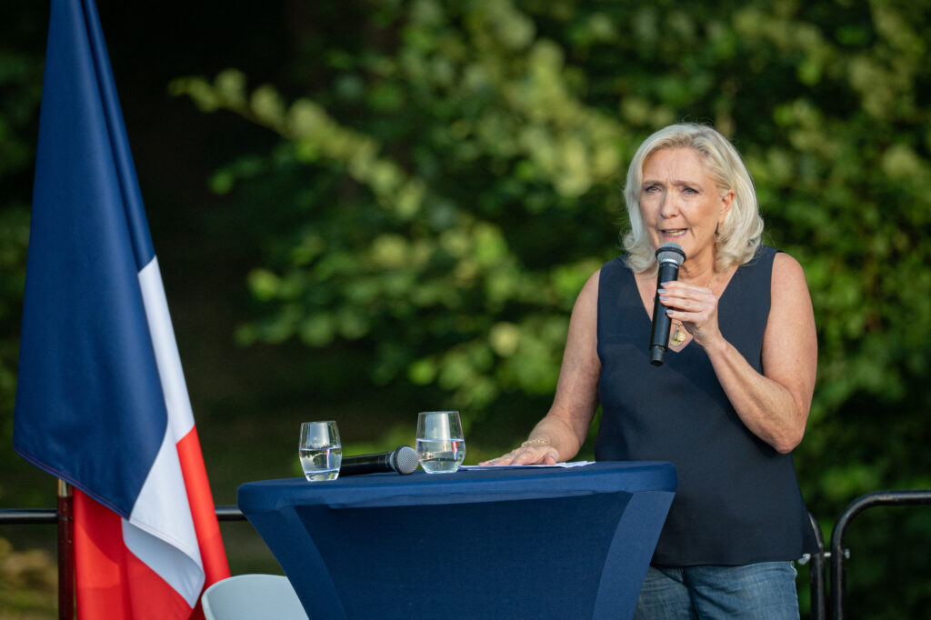 Le Pen și Farage critică respingerea Islandei reluării negocierilor UE