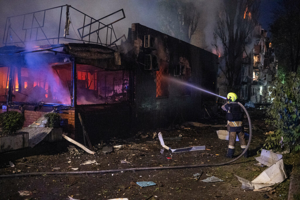Alertă aeriană la Kiev: 6 răniți, școală și bloc în foc, și depozite