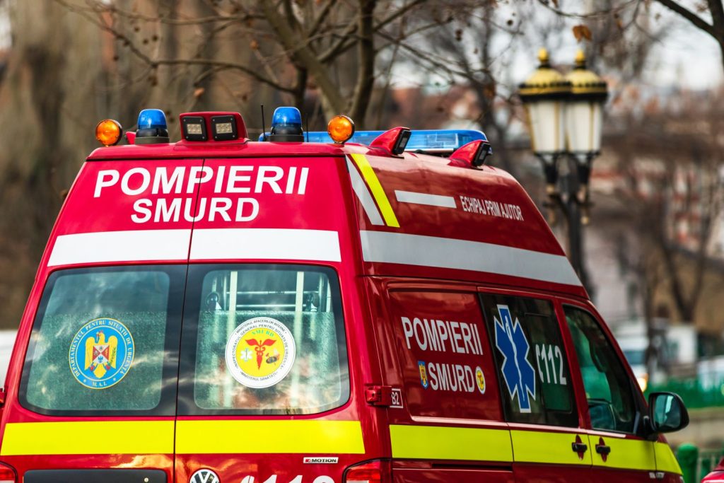 Mașina cade 300m în prăpastie și se aprinde, bărbat găsit mort la 50m