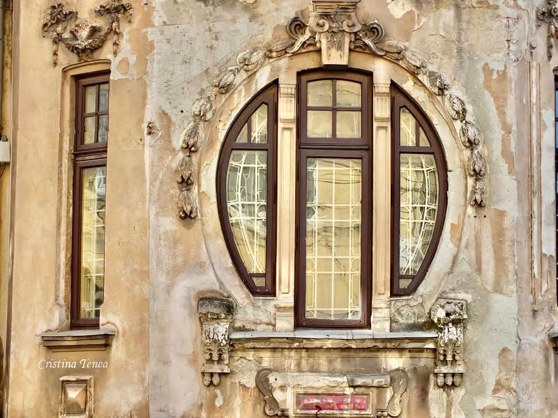 Casa cu Fereastra Fermecată, cel mai instagramabil monument din București și povestea ei dureroasă