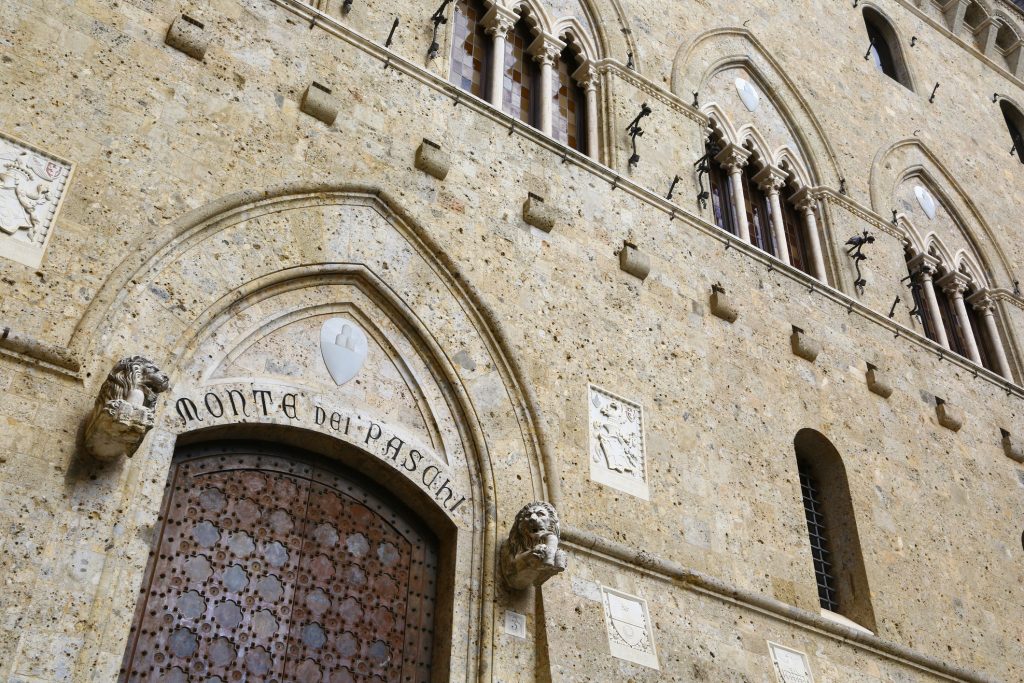Capitalul privat a contribuit la crearea unei noi generații de italieni bogați. Acum, băncile sunt în război pentru ei
