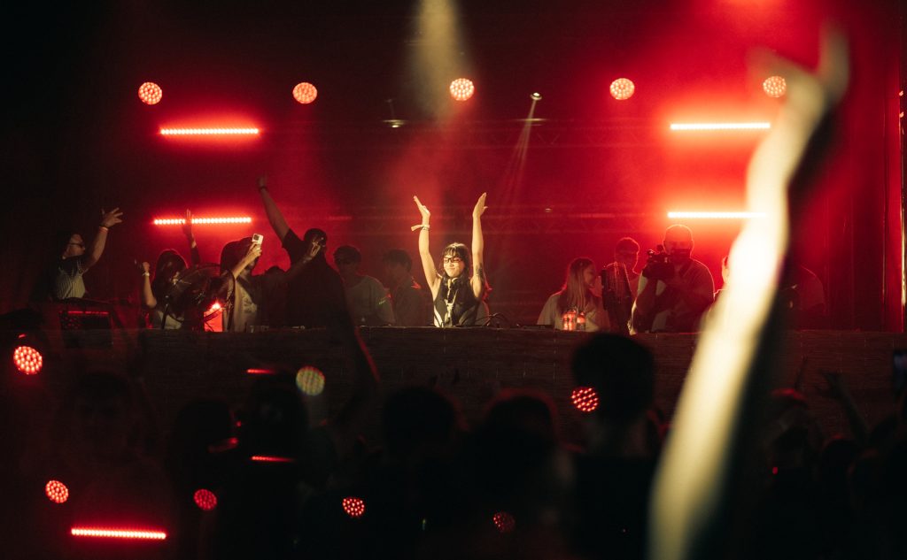 „Uneori dăm dovadă de o ipocrizie greu de digerat”. Ce spune despre manele tânăra DJ din România care mixează muzică la mari festivaluri din Europa