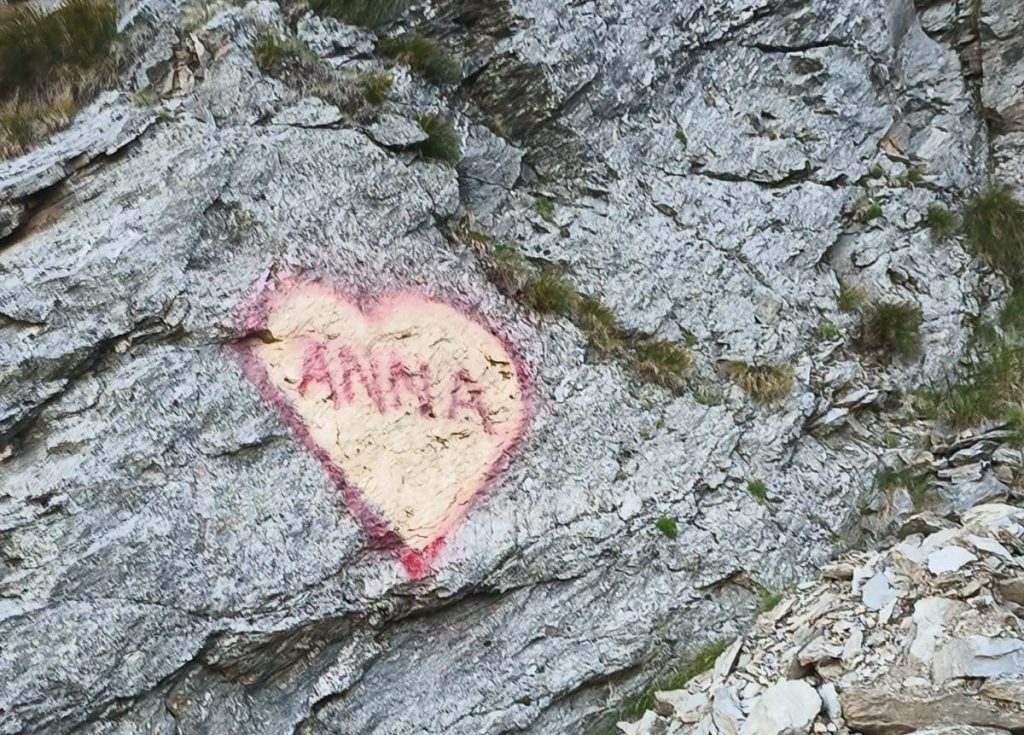 Graffiti de dragoste pe Transfăgărăşan: ‘Anna, ţine‑ţi prostul acasă!