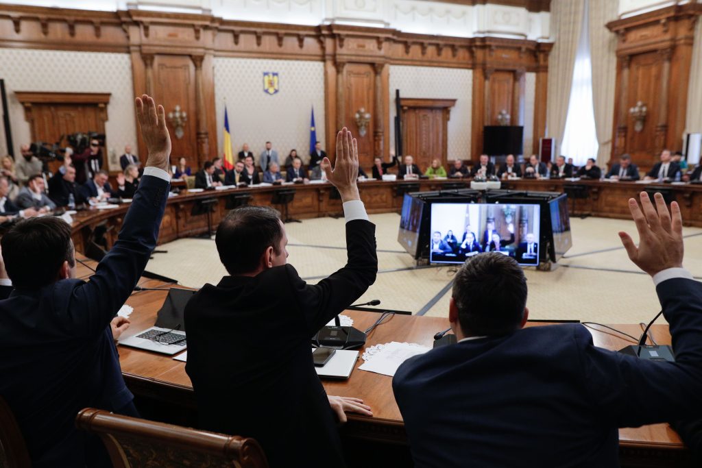 Amendament AUR, trecut cu voturile PSD: Și partenerii demnitarilor, nu doar soții, trebuie să depună declarații de avere