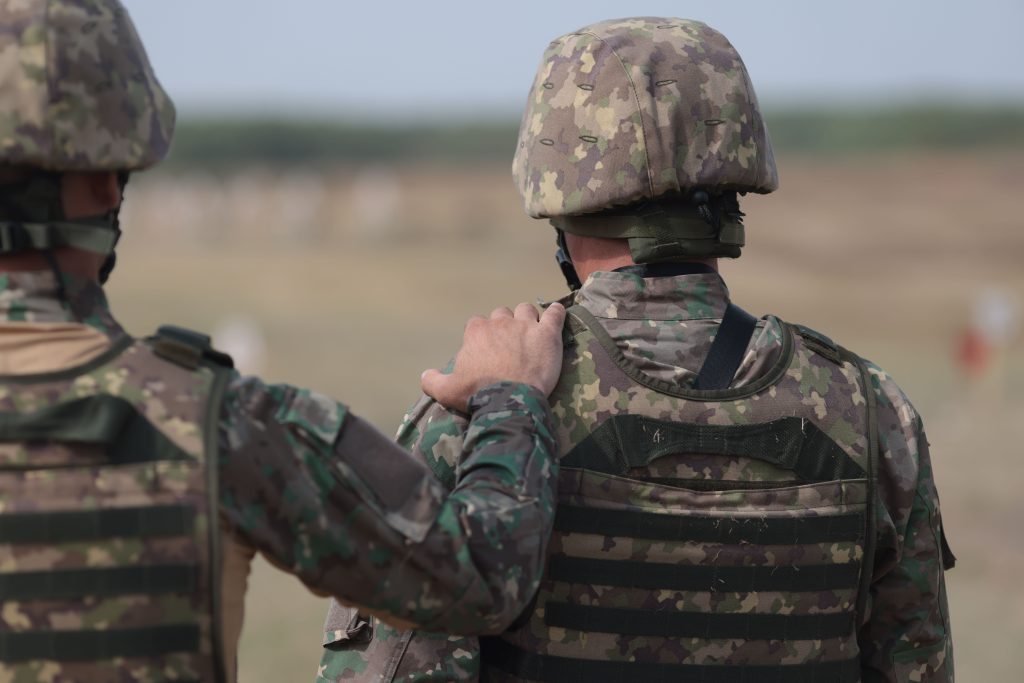 Un primar supărat pe gunoaiele aruncate de orășeni a găsit documentele secrete ale unei unități militare. Decizia justiției