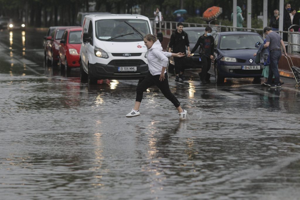 Alerte cod galben de caniculă, emise de ANM. De marți, vremea se răcește brusc și vin ploile în toată țara