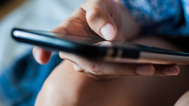 Alerte de fraude online în România: vocea clonată a rudelor victimelor