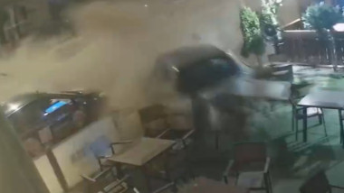 Video: Șofer urmărit de poliție izbește mașina, grav accident în Lugoj