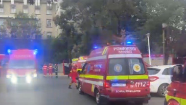 Bărbat găsit mort în stradă după incendiu în bloc din Vâlcea.