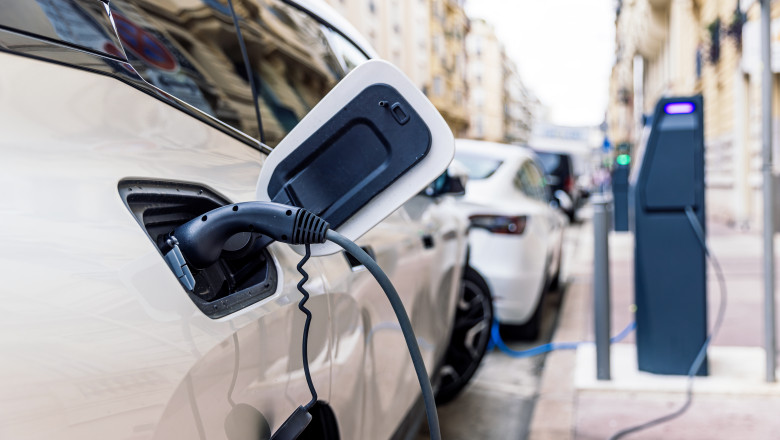 Cum afectează canicula bateria mașinilor electrice. Ce se poate întâmpla dacă automobilul rămâne ore…