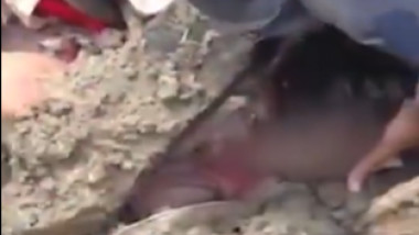 Video O fetiță de șase ani a fost salvată după trei zile și trei nopți din noroiul care i-a acoperit satul din Nepal