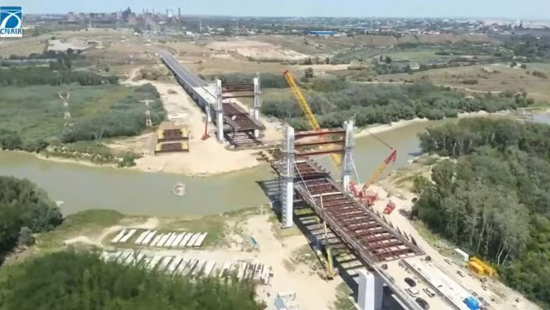 Evoluția șantierului Drumului Expres Brăila-Galați DEx6: un tablier al podului peste Siret, poziționat…