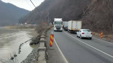 Restricții de circulație pe Valea Oltului până la 15 noiembrie, pentru montarea plaselor de siguranță. Ce vehicule sunt vizate