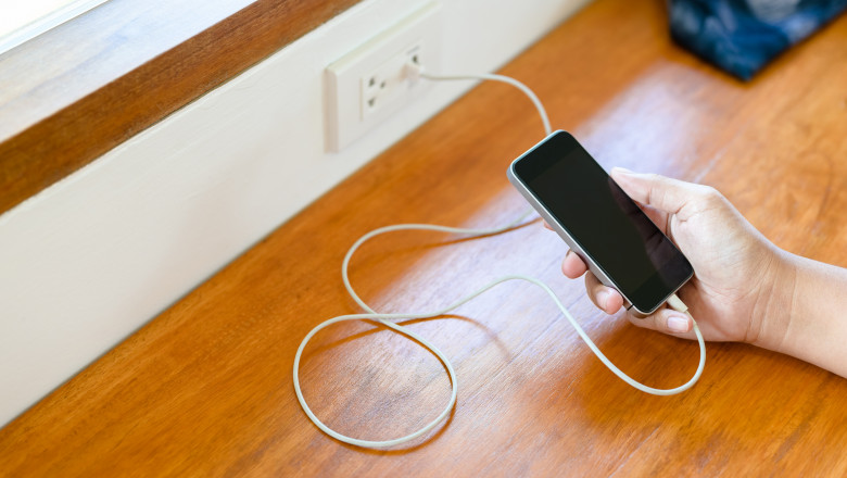 De ce se descarcă bateria telefonului chiar și atunci când nu îl folosești. Funcțiile care continuă să…