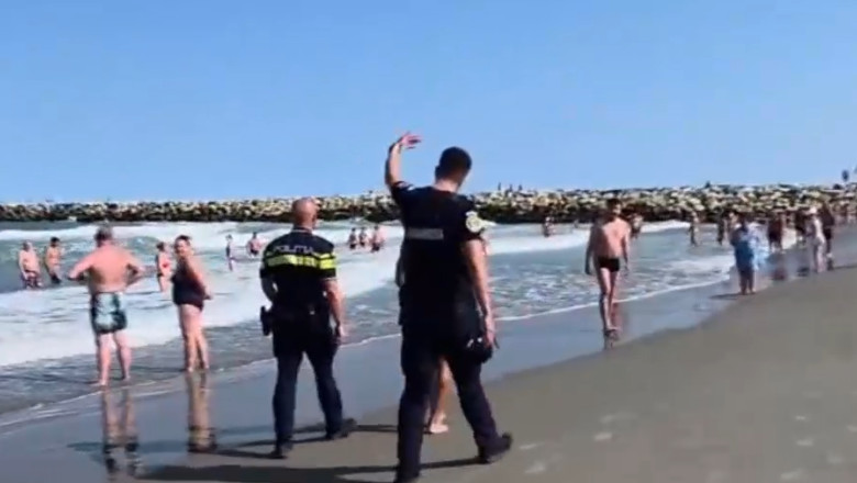 Turiștii au ignorat steagul roșu și au intrat în mare. Polițiștii și jandarmii au intervenit pe litoral