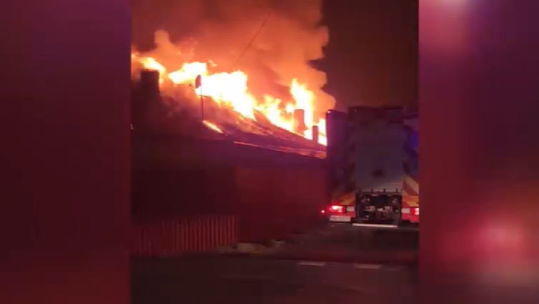 Incendiu la un complex de locuințe sociale din Săcălaz, Timiș: un mort, un rănit transportat la spital cu…