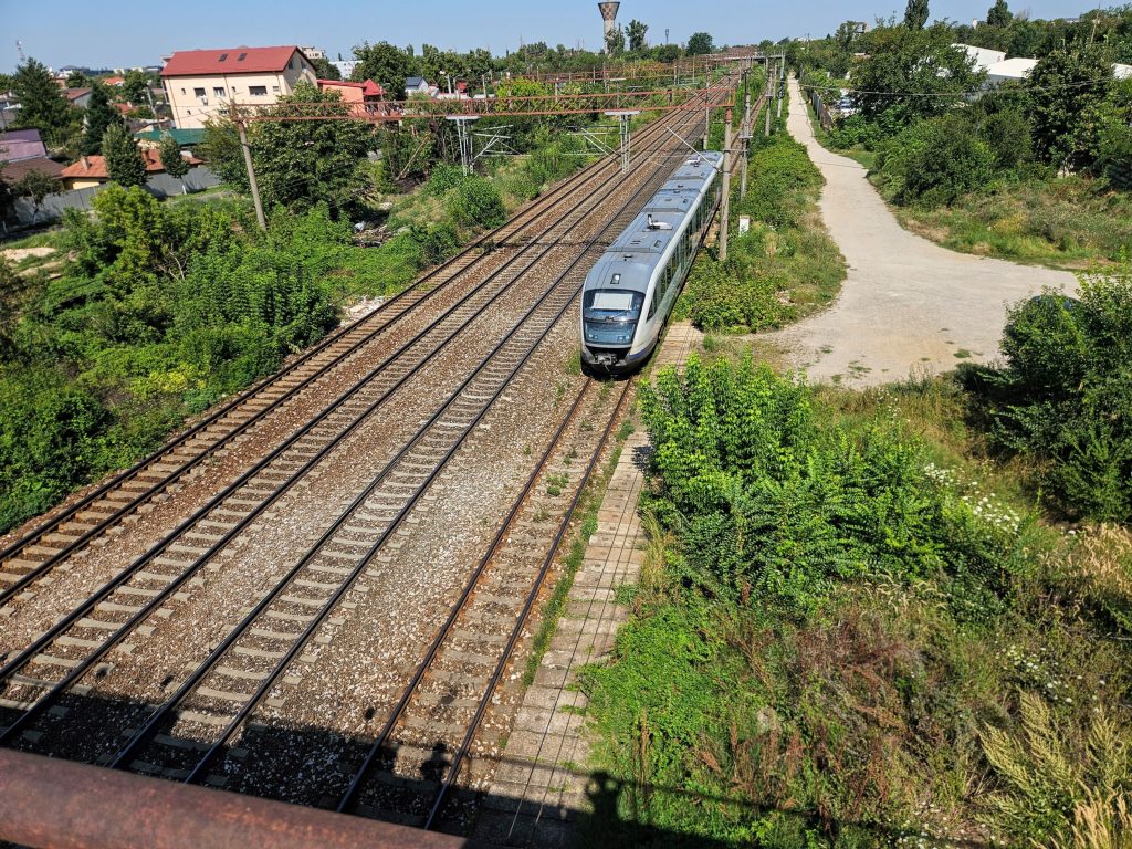 Polonia a testat un tren cu 250 de km/oră. Ce spune strategia României 2026-2030 despre dezastrul de pe căile ferate 
