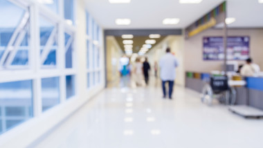 Trei arestări după un scandal la Maternitatea Braşov. Totul ar fi pornit de la o pacientă care i-a cerut colegei de salon să se spele