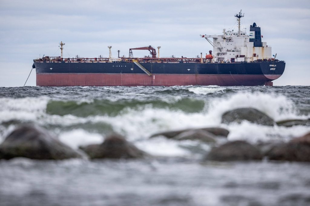 India e forțată să reducă importurile de petrol din Rusia și să caute alternative de aprovizionare (Bloomberg)