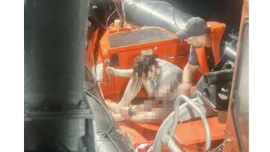 Video O navă a luat foc și s-a scufundat în Marea Neagră. 12 oameni au fost salvați. Nicușor Dan: „A fost lovită”