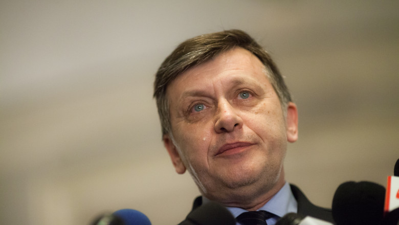 Crin Antonescu: „Bolojan nu se cramponează de funcție. Va pleca atunci când va fi învestit un guvern”. Pe…