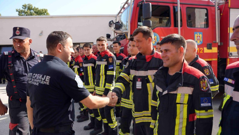 Mulțumiri, aplauze și sute de mesaje: pompierii români, adevărați eroi în Serbia. Predoiu: „Recunoscuți și…