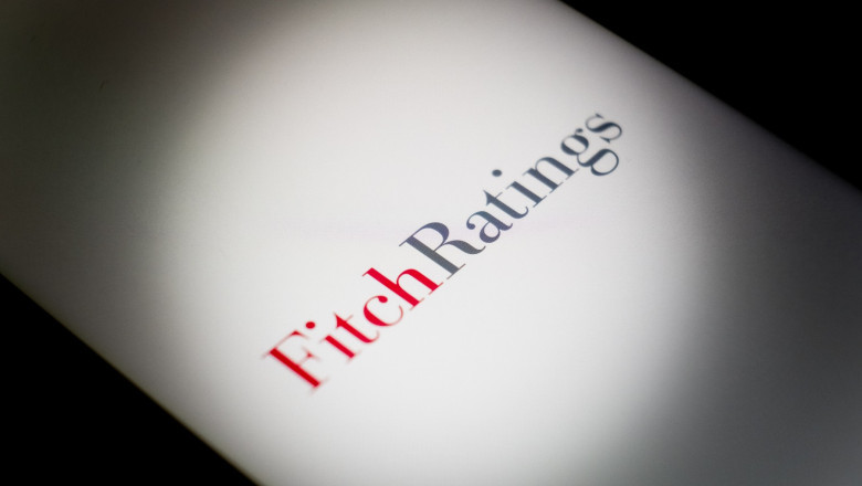 Fitch păstrează ratingul românesc, România evită retrogradarea junk