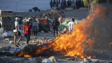 Video Criza din Ceuta. Protestatarii spanioli au atacat o tabără de migranți cu pietre, au incendiat corturi și s-au ciocnit cu poliția