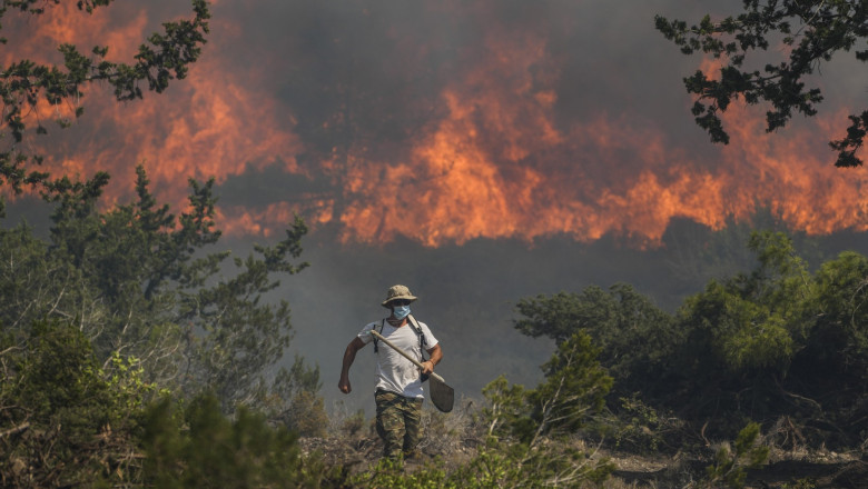 Mărturia unui medic din Grecia în inima incendiilor: Sute de case și mașini au ars. Aerul e sufocant…