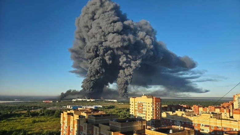 Lovit pentru a doua oară de dronele ucrainene, centrul Wildberries Kotovsk, mare cât 14 terenuri de…