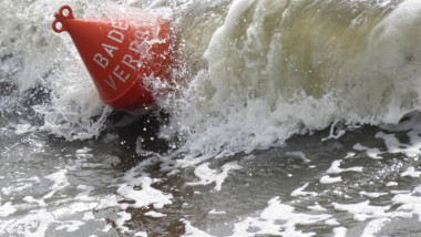 Un bărbat s-a înecat în mare la Eforie Nord. Fusese scos de salvamari de 3 ori din valuri, în cursul zilei, dar a intrat din nou în apă