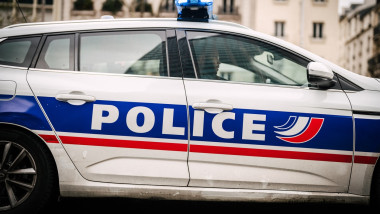 Serviciile de urgenţă din Franța au găsit 58 de migranţi închişi într-un camion abandonat la periferia Parisului