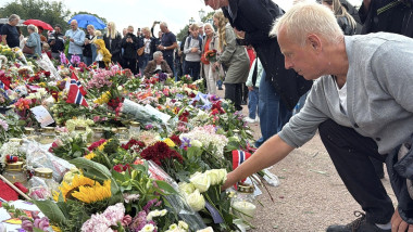 Video Norvegia îl plânge pe regele Harald. Mii de oameni s-au adunat la Palatul Regal pentru a-i aduce un ultim omagiu