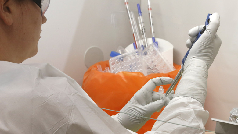 Canada aprobă primul studiu clinic al vaccinului Moderna împotriva noii tulpini Ebola care a ucis peste…