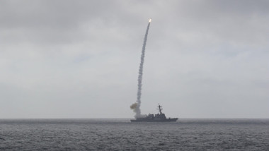 Forţele americane au lovit lansatoare de rachete iraniene în Strâmtoarea Ormuz, în prima acţiune militară din ultimele săptămâni