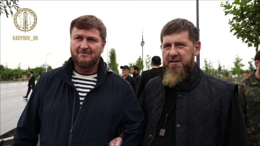 Kadîrov ținut de braț de consilier și cu dificultăți evidente de mișcare. Noi speculații privind sănătatea dictatorului din Cecenia