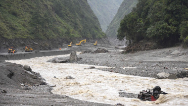 Alertă la granița dintre China și Nepal: lacul format după prăbușirea unui ghețar a început să se reverse. Salvatorii au fost retrași