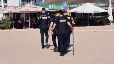 Turist scoate din mare fragment de dronă în Eforie Nord