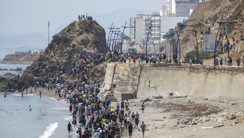 „Dacă nu plec, nimic nu mă va salva”: Cum se explică exodul migranților din Maroc, deși țara lor este…