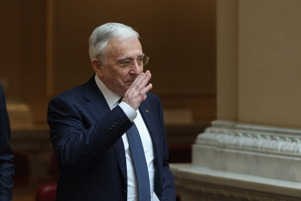 Ieșire publică a lui Mugur Isărescu: „Nu m-aţi întrebat, dar uite că vă spun eu aşa”. Soluția guvernatorului BNR la actuala criză politică