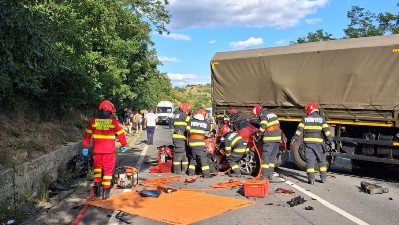 Accident grav între un camion militar şi trei mașini: Trei oameni au murit, între care și un copil