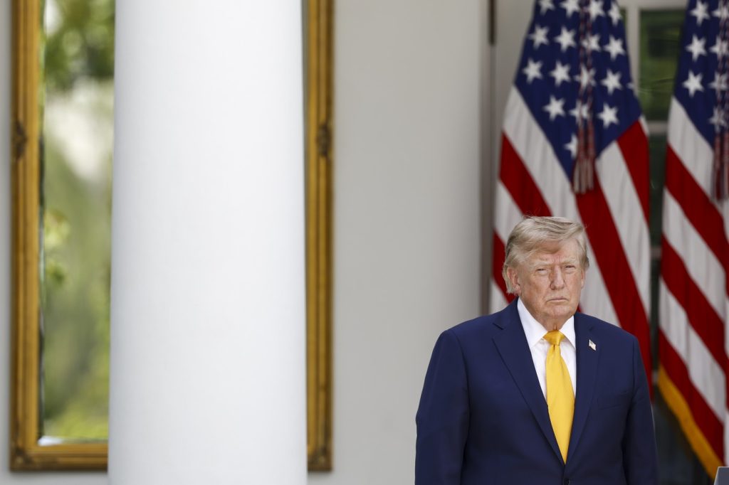 Era capitulării în fața lui Donald Trump ar putea începe să se estompeze: rezistența câștigă teren în fața tendinței de supunere