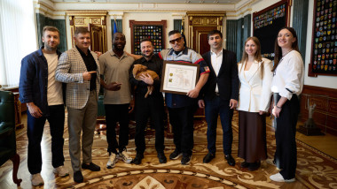 Video Volodimir Zelenski a primit un cadou neobișnuit de la fostul campion american la box Terence Crawford. Cine e Freya