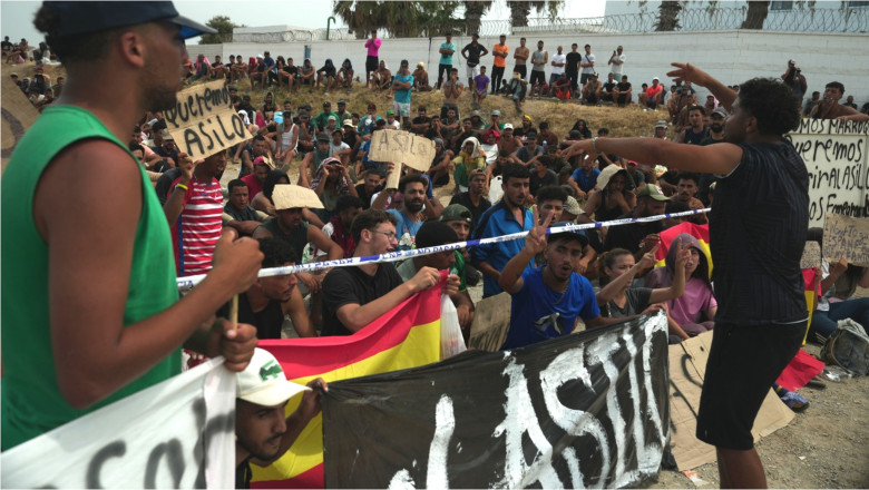 Sute de migranți s-au strâns pe o plajă din Ceuta și cer azil: „Nu vrem să ne întoarcem în Maroc. Și noi…
