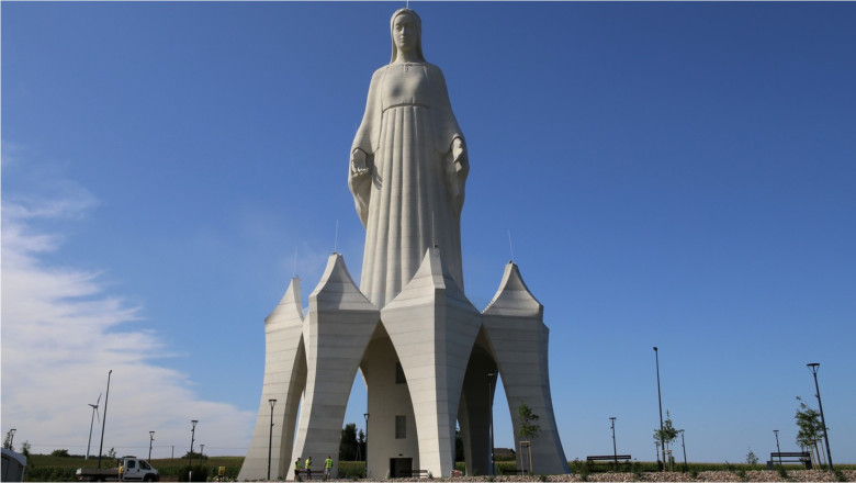 Cea mai înaltă statuie a Fecioarei Maria din Europa a fost inaugurată într-un sat polonez cu mai puțin de…